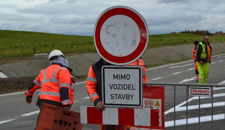 PŘEHLED: Na opravy krajských silnic letos půjde miliarda. Kde řidiči narazí na omezení?