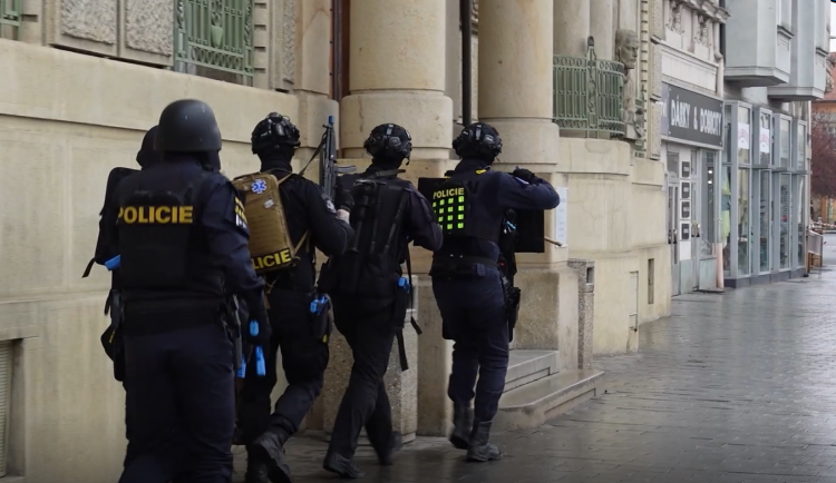 VIDEO: Policie a hasiči obsadili centrum Prostějova, zaútočil střelec. Naštěstí jen cvičně