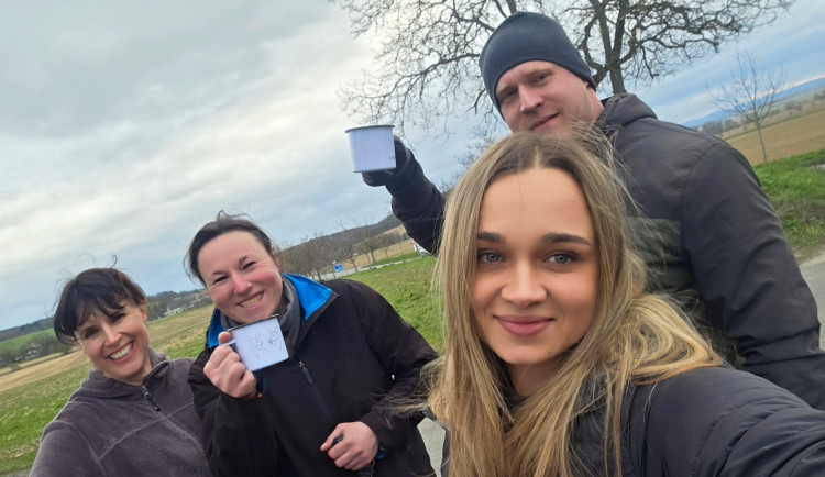 U Šternberka dobrovolníci zachránili stovky žab. Obojživelníci by jinak zemřeli pod koly aut