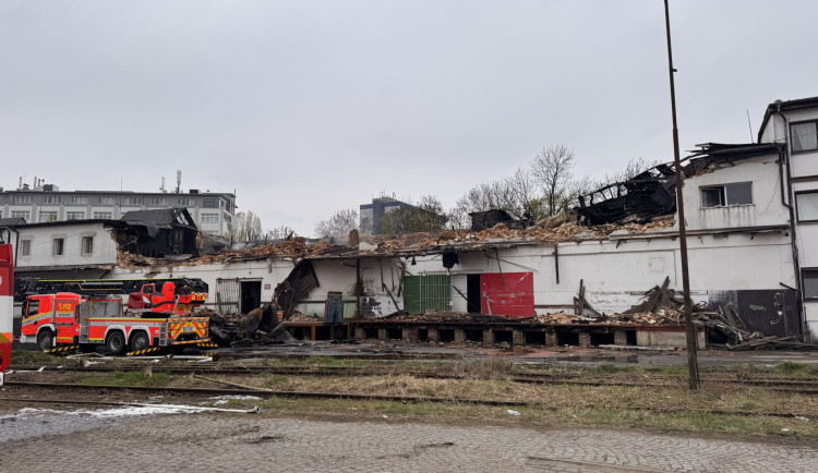 Hasiči stále zasahují u vyhořelé ubytovny na Žižkově, akci komplikuje zřícená střecha