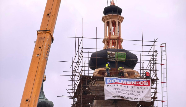 Kostelní věž v Borovanech na Českobudějovicku dostala novou kupoli
