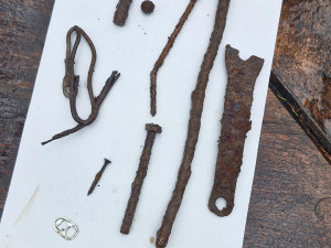 Strážníci v Šumperku propátrávají dětská hřiště s detektorem, místní kontroly chválí