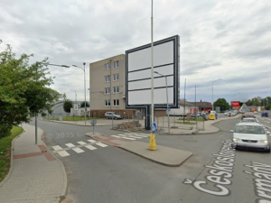 Nelegální reklamní sloup v Zábřehu blokuje přechod pro chodce. Úřady řeší zrušení zebry