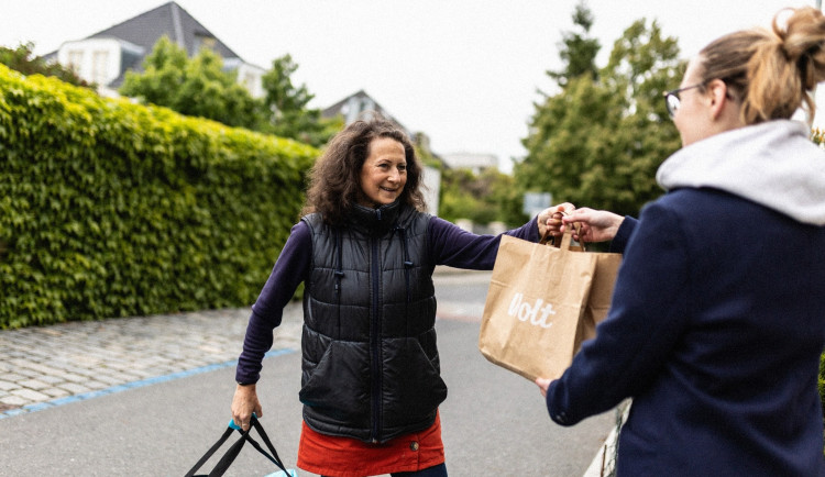 Rozváží jídlo a den si plánuje sama. Kurýrka Marta našla ve Woltu svobodu.