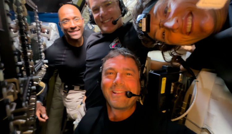 Astronauti NASA oblékli při obletu Měsíce jemné vlněné prádlo ze Sokolova
