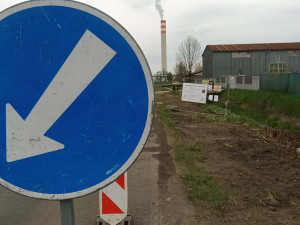 Do Dluhonic se konečně začala stavět cyklostezka, místní však mají jiné problémy. Pekelný hluk z D1