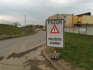 Do Dluhonic se konečně začala stavět cyklostezka, místní však mají jiné problémy. Pekelný hluk z D1