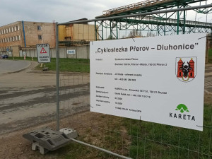 Do Dluhonic se konečně začala stavět cyklostezka, místní však mají jiné problémy. Pekelný hluk z D1