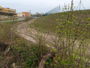 Do Dluhonic se konečně začala stavět cyklostezka, místní však mají jiné problémy. Pekelný hluk z D1