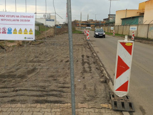 Do Dluhonic se konečně začala stavět cyklostezka, místní však mají jiné problémy. Pekelný hluk z D1