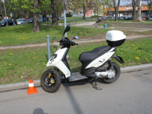 Zabrzdila příliš prudce. Pětasedmdesátiletá seniorka letěla v Přerově přes řídítka skútru na silnici