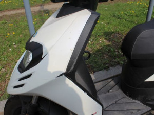 Zabrzdila příliš prudce. Pětasedmdesátiletá seniorka letěla v Přerově přes řídítka skútru na silnici