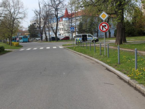 Zabrzdila příliš prudce. Pětasedmdesátiletá seniorka letěla v Přerově přes řídítka skútru na silnici