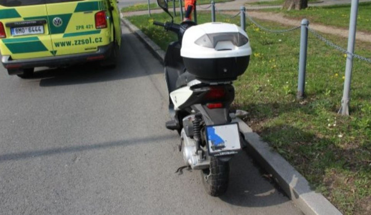 Zabrzdila příliš prudce. Pětasedmdesátiletá seniorka letěla v Přerově přes řídítka skútru na silnici