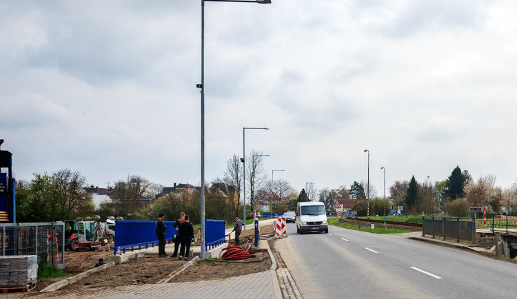 Stavba mostku, který je součástí nové smíšené stezky v Litovli, přinesla řadu komplikací