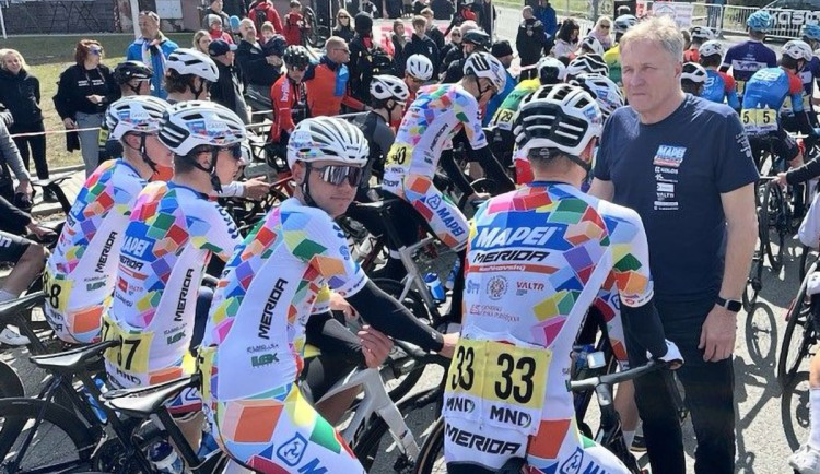 Trenér Jiří Kaňkovský se svými závodníky na startu závodu ČP v Bratrovicích.