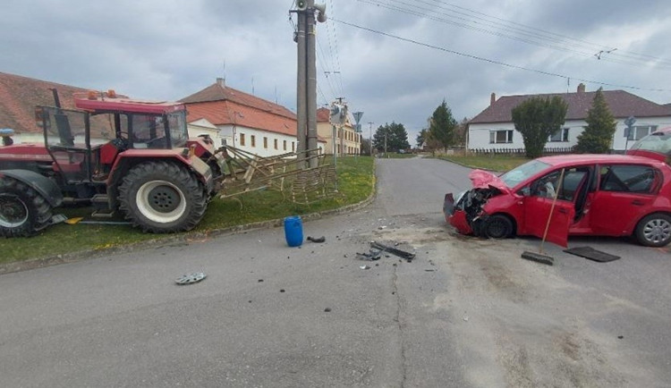 Žena vjela na silnici, po které zrovna projížděl traktor, škoda je dvě stě tisíc