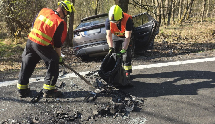 Vážná nehoda u Kuřívod. Řidiči zůstali po čelní srážce v autech zaklínění