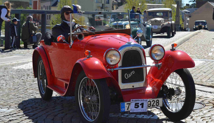 Vzácné vozy i motorky. Veteráni se předvedou při jízdě z Přerova na Helfštýn