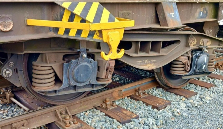 Vykolejený vagon poškodil koleje a ochromil železniční dopravu na několik dní