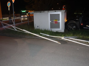 Opilý třiašedesátiletý řidič v Olomouci nezvládl zatáčku. Zboural oplocení, lampu a rozvaděč