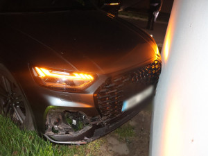 Opilý třiašedesátiletý řidič v Olomouci nezvládl zatáčku. Zboural oplocení, lampu a rozvaděč