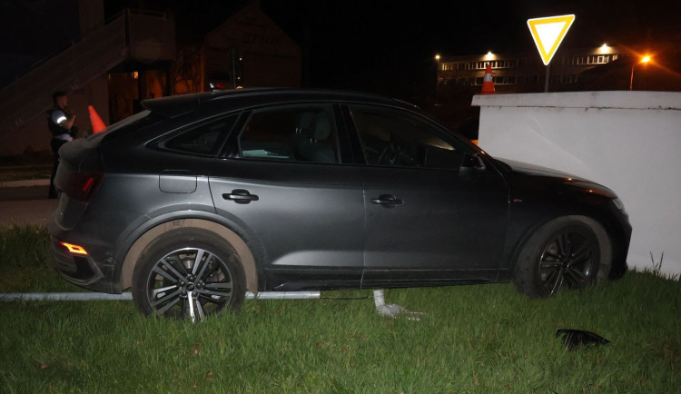 Opilý třiašedesátiletý řidič nezvládl v Olomouci zatáčku. Zboural oplocení, lampu a rozvaděč