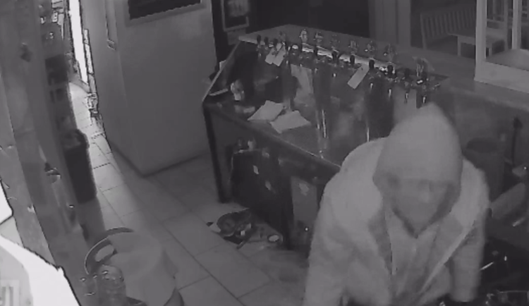 Muž se vloupal do pražské pivnice, alkohol ho ale nezajímal. Sebral tablet a peníze