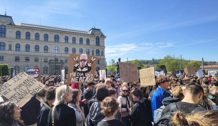 Média nedáme. Studenti vyrazili protestovat před ministerstvo kultury
