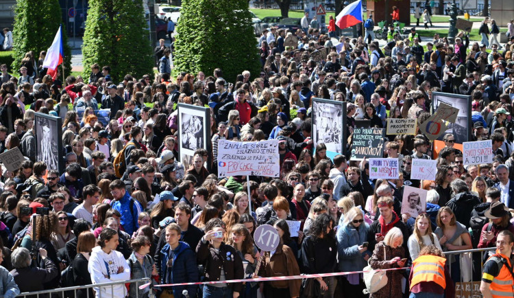 FOTO: Média nedáme. Studenti vyrazili protestovat před ministerstvo kultury