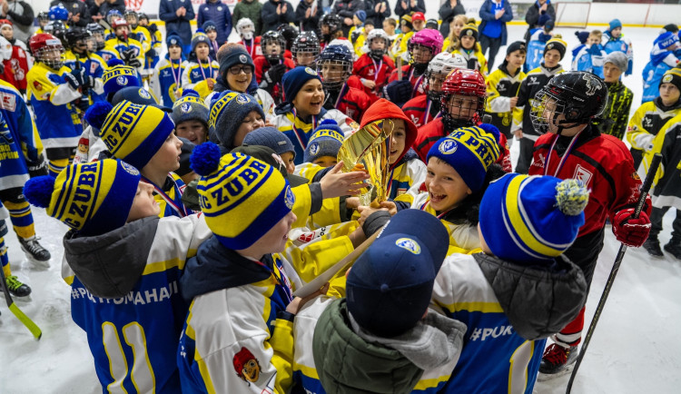Radost ze hry pro stovky mladých hokejistů. Turnaje završily projekt Puky pomáhají