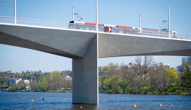 POLITICKÁ KORIDA: Mají po Dvoreckém mostě jezdit i motorky? Odpovídají zastupitelé