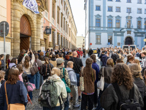 VIDEO, FOTO: Studenti v Olomouci bránili média. Zachránili i televizi vyhozenou z okna