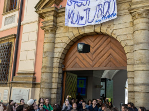 VIDEO, FOTO: Studenti v Olomouci bránili média. Zachránili i televizi vyhozenou z okna
