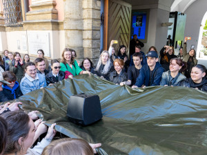 VIDEO, FOTO: Studenti v Olomouci bránili média. Zachránili i televizi vyhozenou z okna
