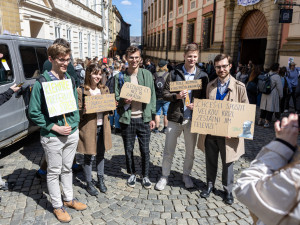 VIDEO, FOTO: Studenti v Olomouci bránili média. Zachránili i televizi vyhozenou z okna