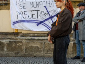 VIDEO, FOTO: Studenti v Olomouci bránili média. Zachránili i televizi vyhozenou z okna