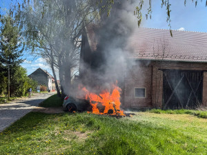 V Němčicích nad Hanou hořel automobil. Plameny ohrožovaly přilehlý dům, hasiči je rychle zkrotili