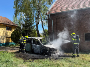 V Němčicích nad Hanou hořel automobil. Plameny ohrožovaly přilehlý dům, hasiči je rychle zkrotili
