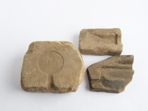 kamenne-lici-formy-z-pozdni-doby-bronzove-a-starsi-doby-zelezn-kultura-lidu-popelnicovych-poli-foto-ACO-Alena-Sindlerova-700x467