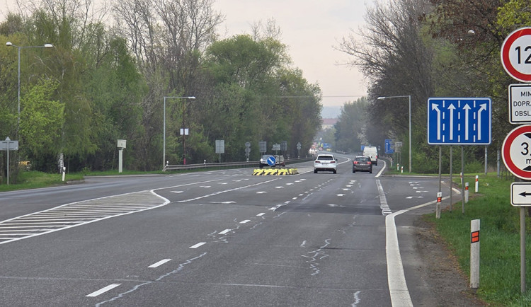 Na silnici I/55 v Lověšicích budou řidiče zpomalovat hned dva radary