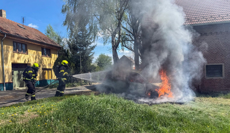 V Němčicích nad Hanou hořel automobil. Plameny ohrožovaly přilehlý dům, hasiči je rychle zkrotili