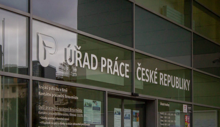 Vulgárně vyhrožoval na Úřadu práce v Zábřehu, napadl strážníka. Muži nyní hrozí čtyři roky vězení