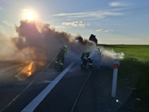 Hořící BMW zablokovalo D35 u Litovle, hasiči zasahovali v dýchací technice