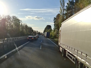 Hořící BMW zablokovalo D35 u Litovle, hasiči zasahovali v dýchací technice