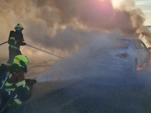 Hořící BMW zablokovalo D35 u Litovle, hasiči zasahovali v dýchací technice