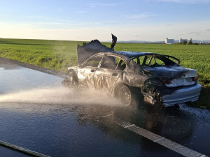 Hořící BMW zablokovalo D35 u Litovle, hasiči zasahovali v dýchací technice
