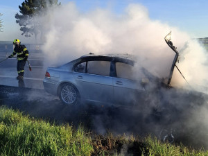 Hořící BMW zablokovalo D35 u Litovle, hasiči zasahovali v dýchací technice