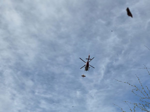 VIDEO: Pád ze šesti metrů na pařez. Z horského terénu vynesl dělníka s lékařem vrtulník