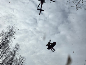 VIDEO: Pád ze šesti metrů na pařez. Z horského terénu vynesl dělníka s lékařem vrtulník